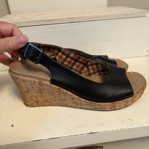 Crocs Relaxed Fit Women's 8 A-Leigh Black Leather Wedge w/Strap Sandals - Picture 1 of 13